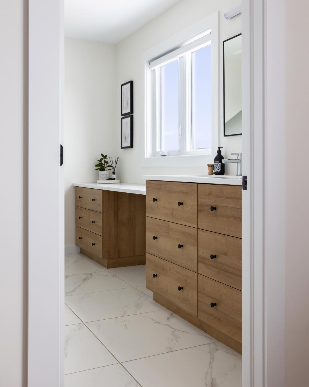 Beauty doesn't have to break the bank. With realistically crafted thermo-fused laminate panels from industry leading manufacturers, we can elevate everyday moments one detail at a time.π
Can you believe this isnβt real wood?!
π·ππππππ π«ππππππ
Cabinetry: Euro door in βCannesβ
Countertops: βArctic Whiteβ
#homedesigngoals #yqghomes #lovewhereyoulive #ckont #customcabinetry #heartofthehome #windsorontario #attentiontodetail #ckhba #customcabinets #windmillcabinets #yqg #windsoressex #LivingCK #windmillcabinetshop #LHBA #WEHBA #Lambtonkent #Ldnontario