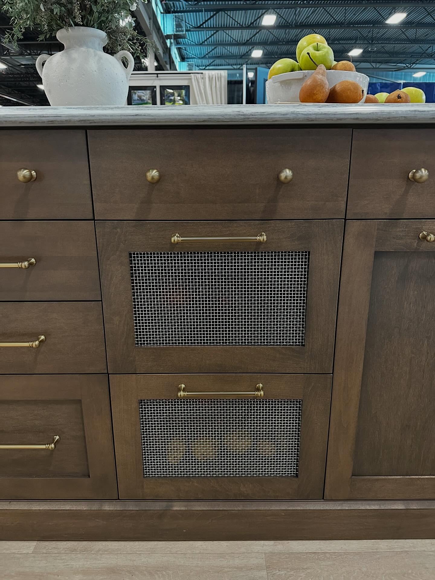 A closer look π
1. Quartz countertop radius edge with o-gee profile
2. Cutting board customized storage
3. Fluted sink skirt
4. Fruit and veggie storage
5. Unlacquered brass feet / fluted doors
6. Integrated flush receptacle (can you spot it?)
Save this post for future planning reference.