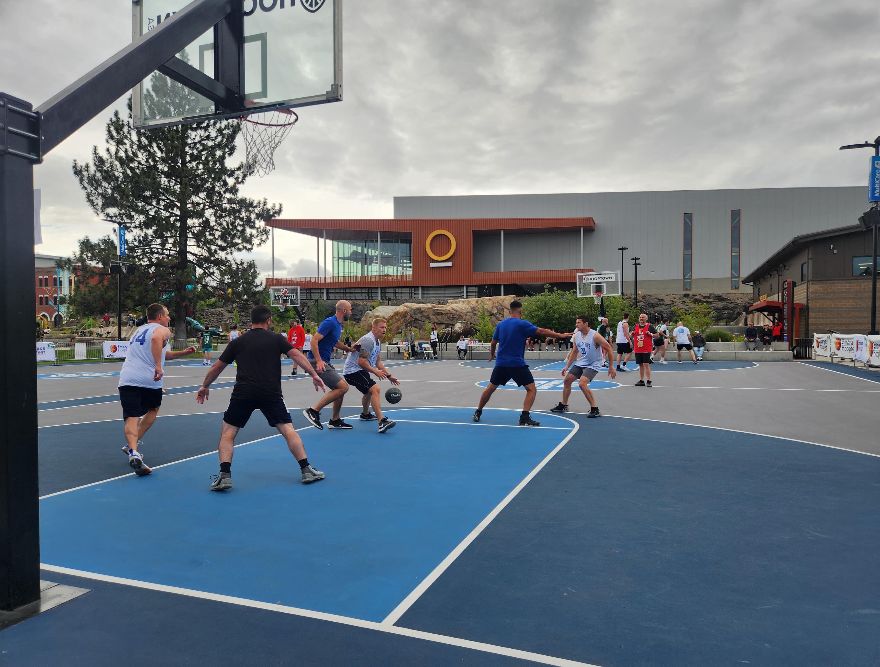 One of your Spokane Firefighters kicking off Hoopfest weekend! Joined by @spokane_valley_firefighters local 876.
They participated in a Police vs Fire exhibition game, taking the win, 31-23!
We hope everyone has a safe and eventful Hoopfest weekend! 🏀👮🏼♂️👨🏽🚒